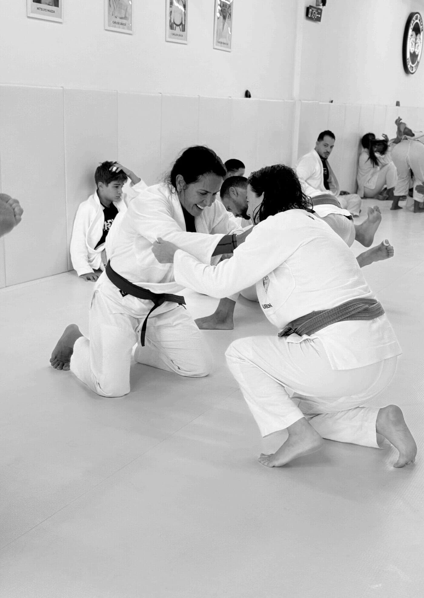 Adultos treinando técnica de jiu-jitsu